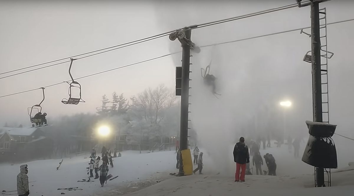 El chorro helado de un hidrante roto envía a los esquiadores de un telesilla al hospital