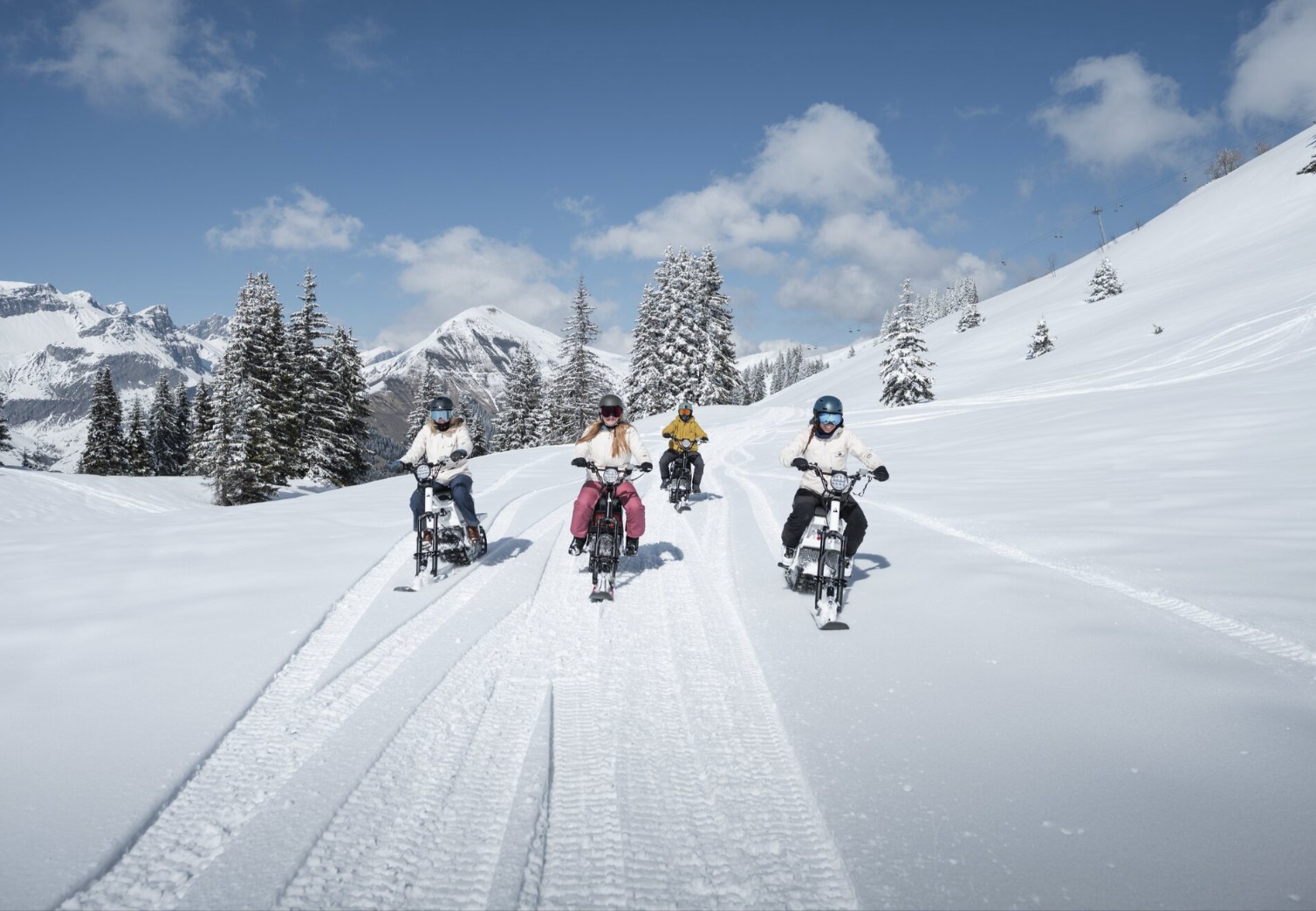 Llega a las estaciones de esquí europeas una bicicleta de nieve eléctrica que causa furor 