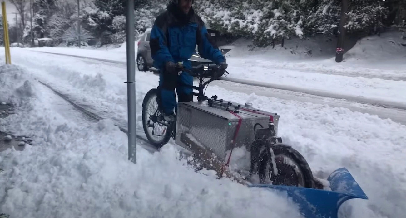 Un repartidor inventa la bicicleta quitanieves para ir a trabajar por el carril bici nevado