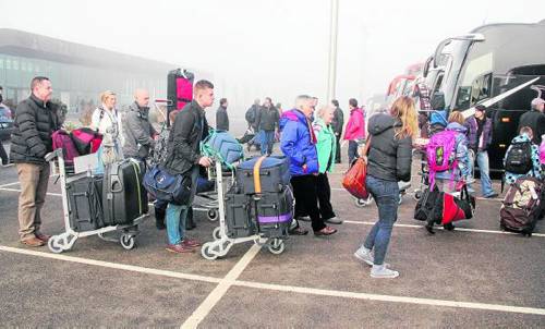 Imagen de los primeros turistas de la temporada subiendo a los autobuses dirección Andorra
