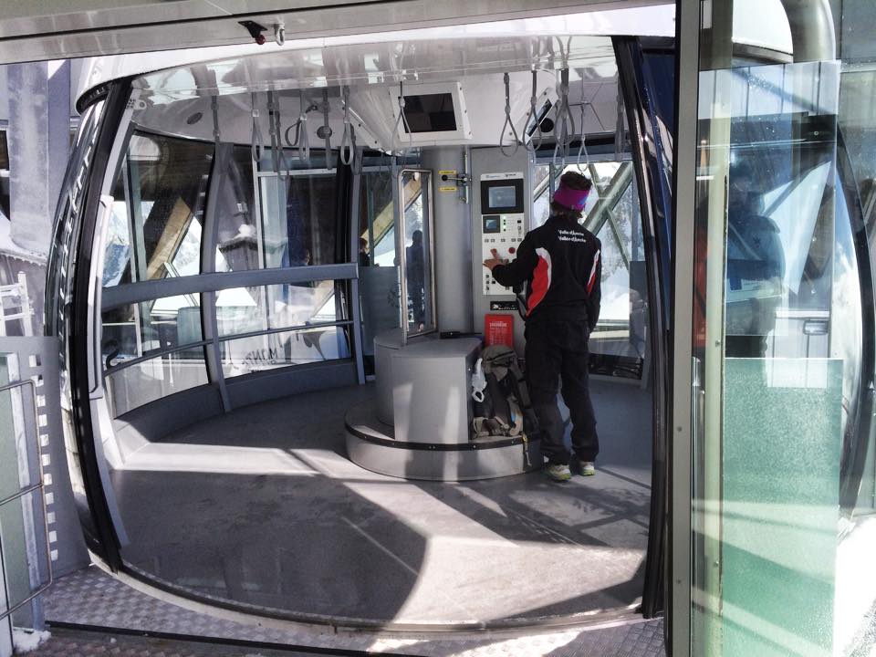 El interior de la cabina del nuevo teleférico al Mont blanc, la cual se eleva a la cumbra mientras rota