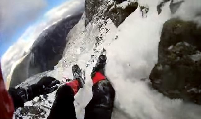 Un vídeo que te pondrá los pelos de punta: Caída interminable de un alpinista 