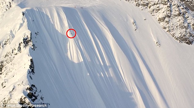 Esquiador sobrevive a una pavorosa caída de 500 metros por una ladera de las montañas de Alaska