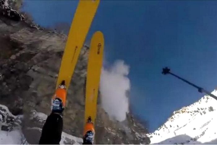 Un esquiador se cae por un precipicio de 30 metros, sale ileso de 'milagro' y lo graba