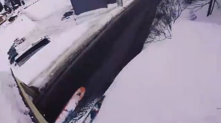 Un esquiador practicando el fuerapistas se precipita 6 metros hasta una carretera y sobrevive
