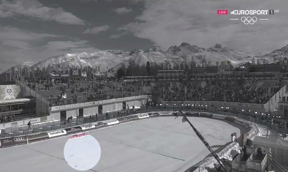 Susto en St. Moritz, un avión derriba el cable de una cámara aérea y cae en medio de la pista