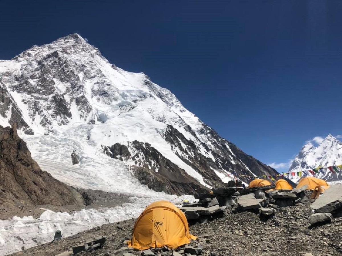 El K2 no quiere dejarse conquistar: tres avalanchas con heridos y retiradas en una semana
