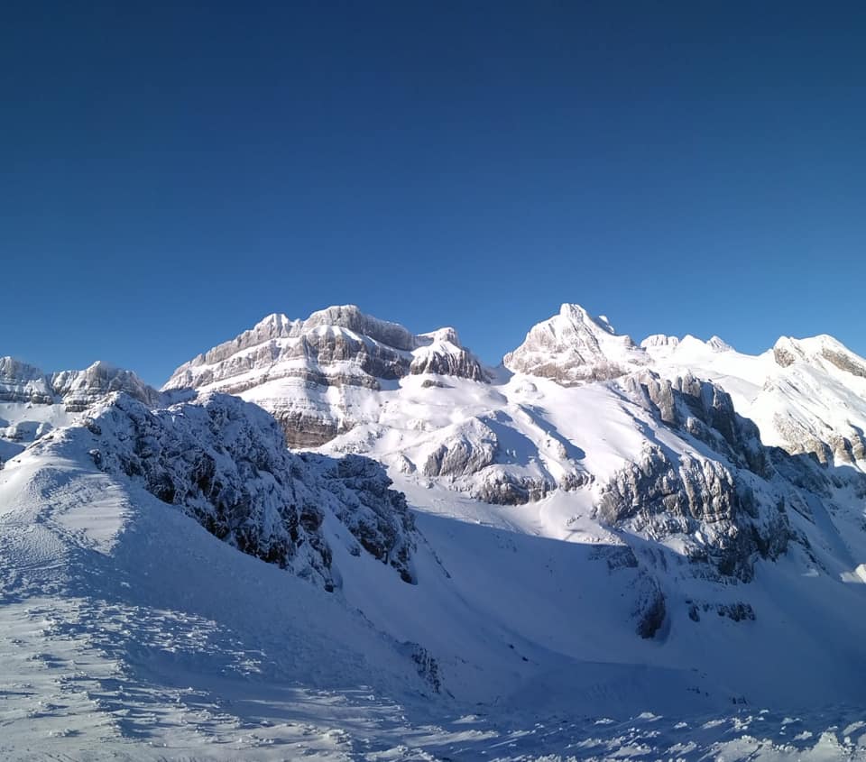 Candanchú y Astún ofrecen hasta 185 cm y 79 km esquiables con tarifas de primavera