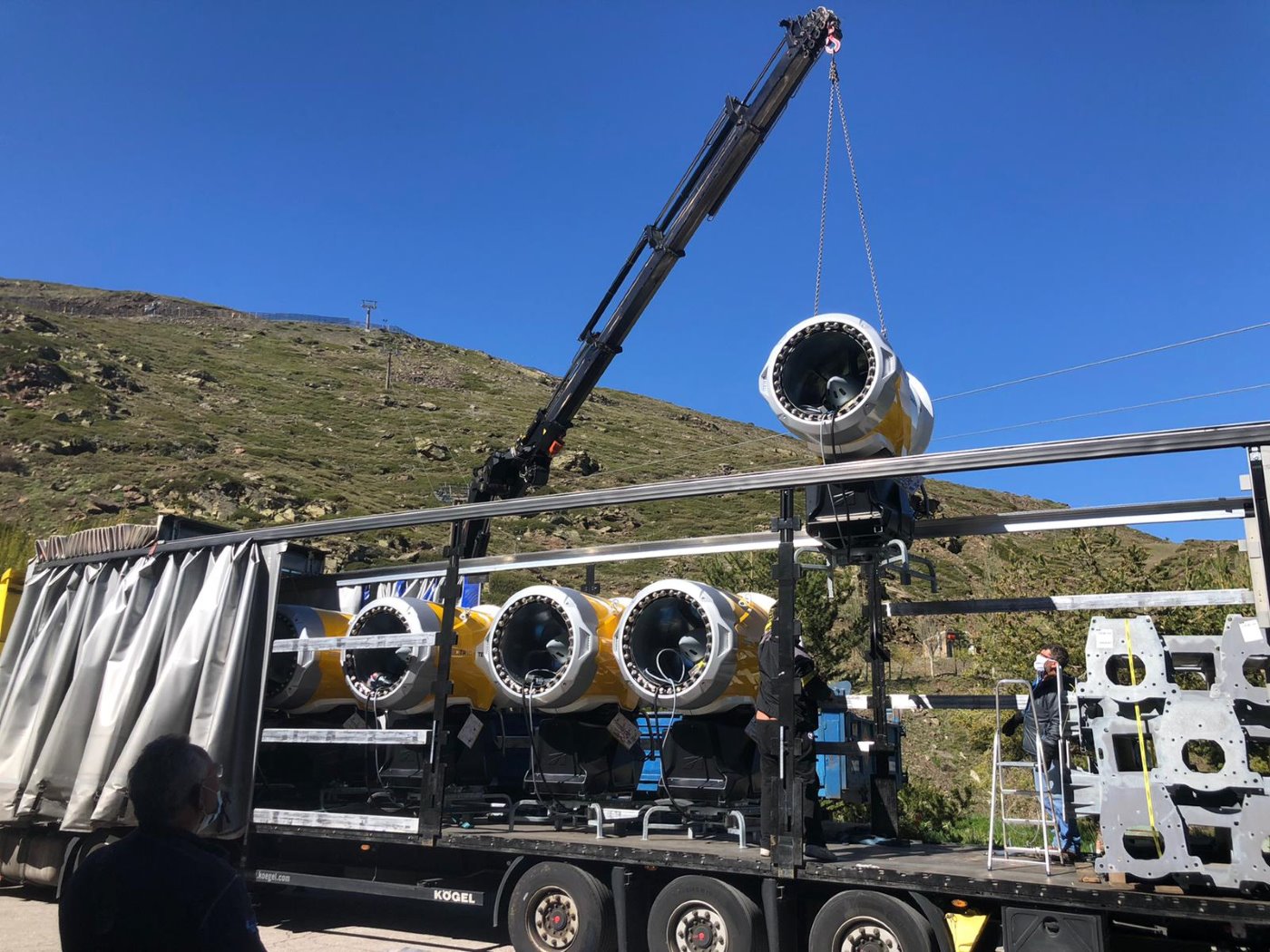 Llegan los primeros 15 cañones nuevos a Sierra Nevada para la próxima temporada