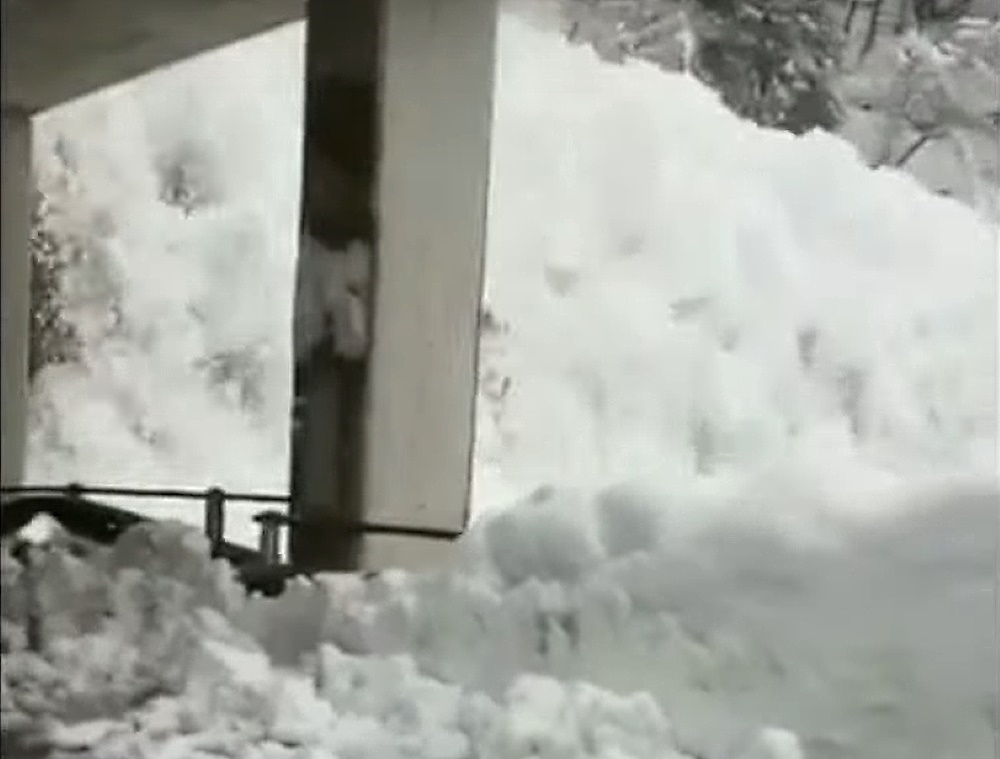 Espectaculares imágenes grabadas desde un túnel de una gran avalancha en Suiza