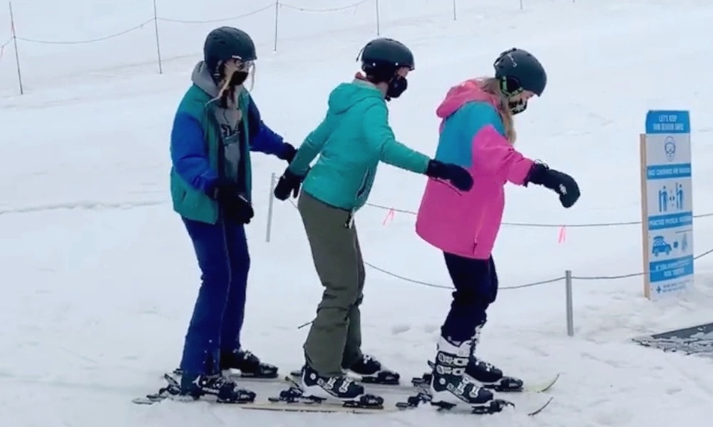 Llegan los esquís triples para los amantes de esquiar en compañía... 