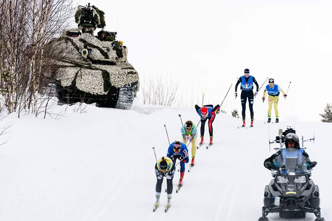 Un tanque se cuela en mitad de una carrera de esquí de fondo en Noruega