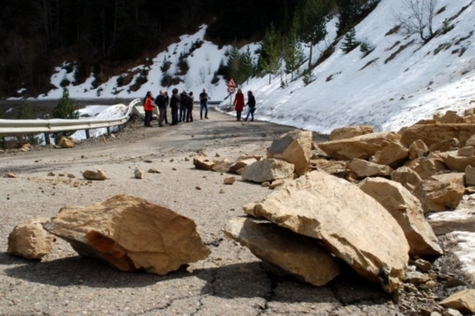 Desprendimientos de tierra y rocas en la carretera de acceso a Portainé