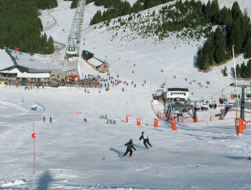 Las estaciones de Aramón cierran un buen Puente con más de 40.000 esquiadores