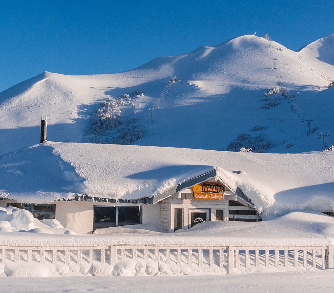 Fotos y vídeo de Cerro Bayo. El centro de esquí de Villa La Angostura abre este sábado