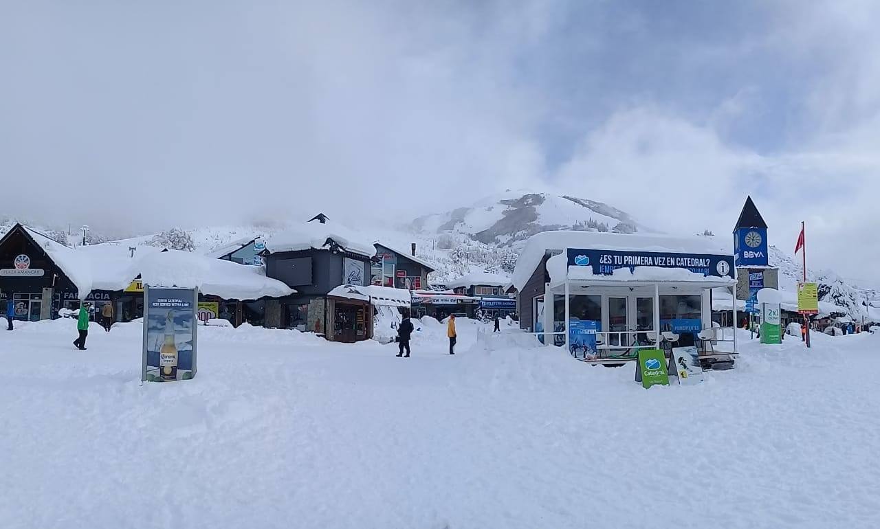 Bariloche registra la mayor nevada en 20 años y Villa La Angostura queda aislada por la nieve