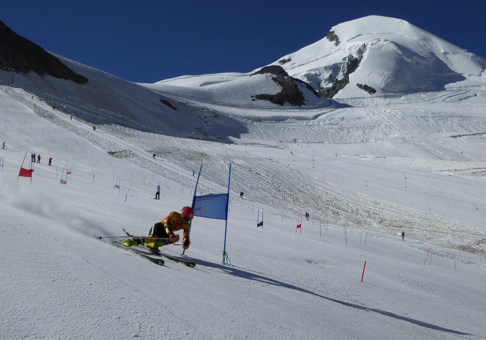 Los esquiadores del CETDI Aragón viven una intensa pretemporada