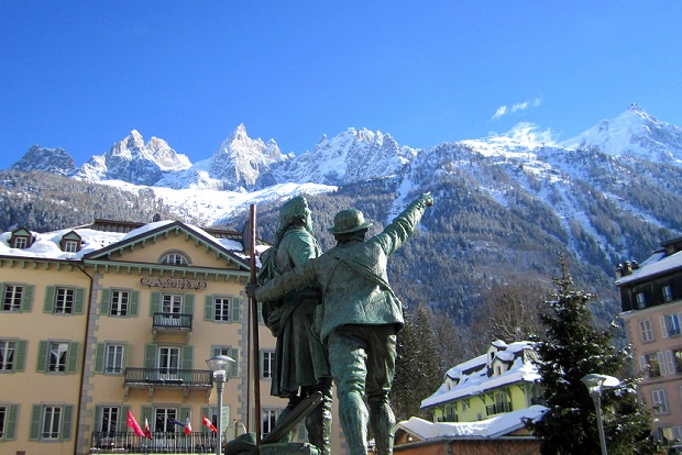 Michel Paccard y Jacques Balmat, los primeros en conquistar el Mont Blanc observan desde Chamonix