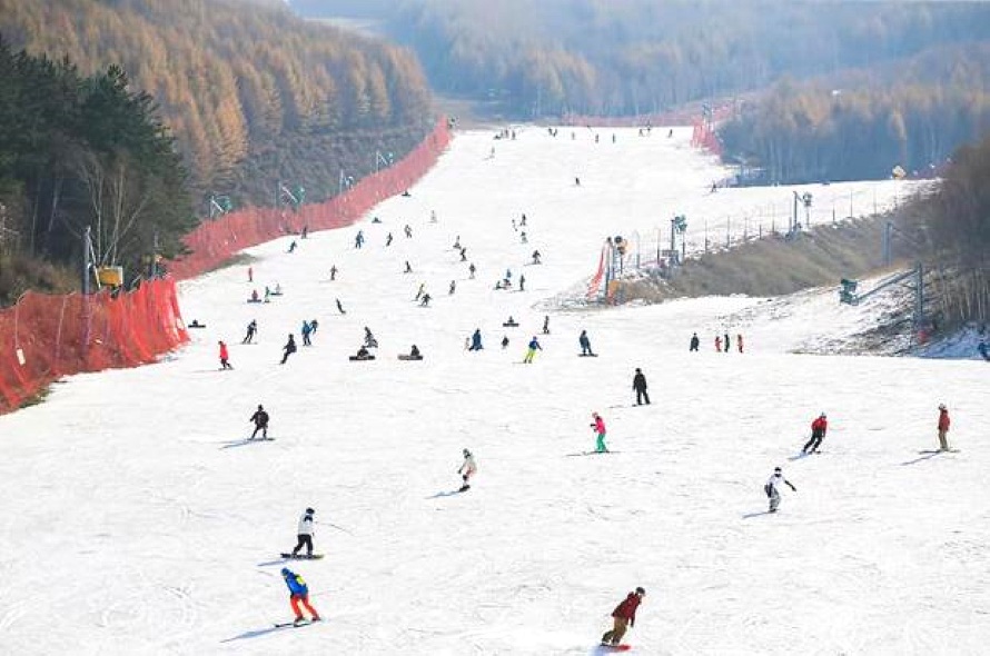 Las estaciones de esquí chinas de Beijing empiezan a abrir pistas y remontes pensando en los JJ. OO.