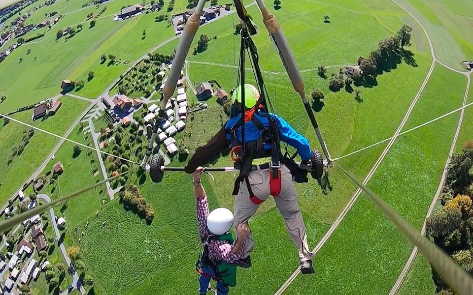 Vídeo de un turista estadounidense que se agarra a la vida tras quedar colgando del ala delta