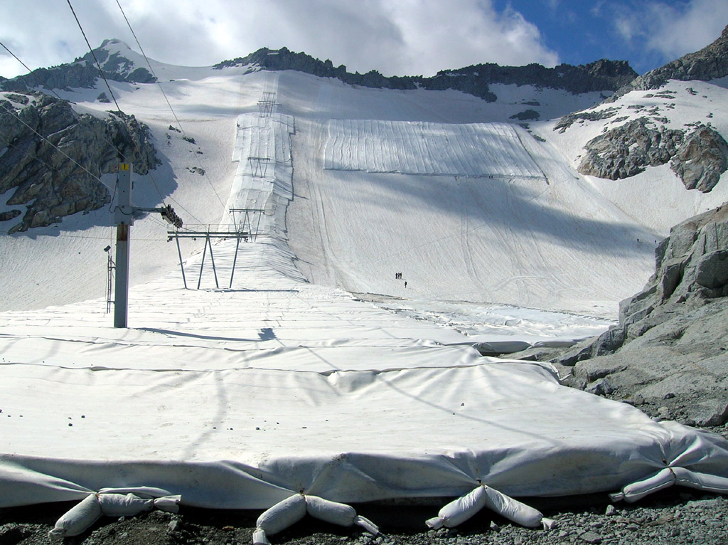 Cubren el glaciar Presena con lonas para salvarlo. La operación cuesta 420.000 euros y da resultados