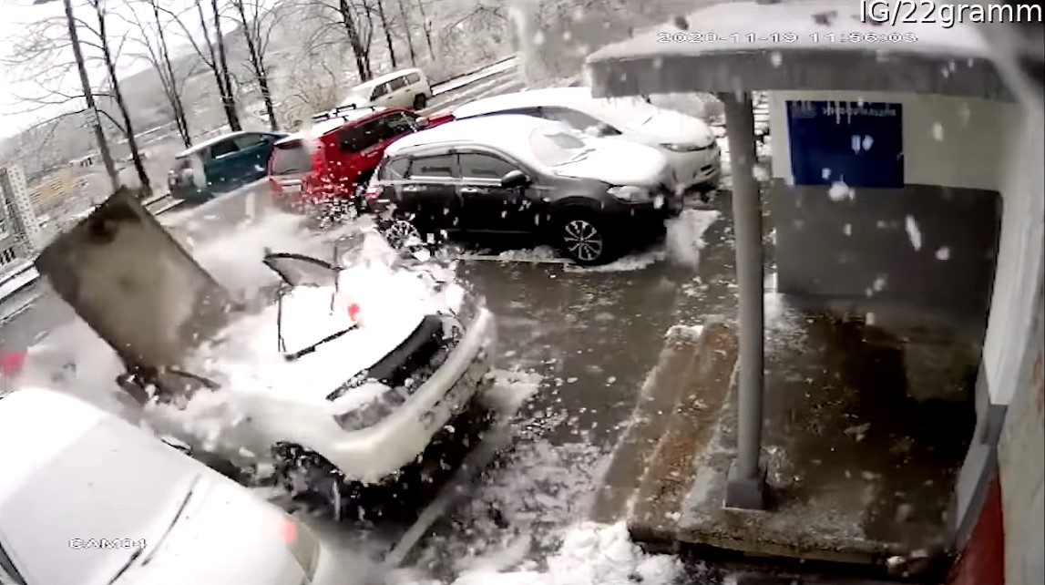 Vídeo: Por los pelos... Cuando limpiar la nieve de tu coche te puede costar la vida