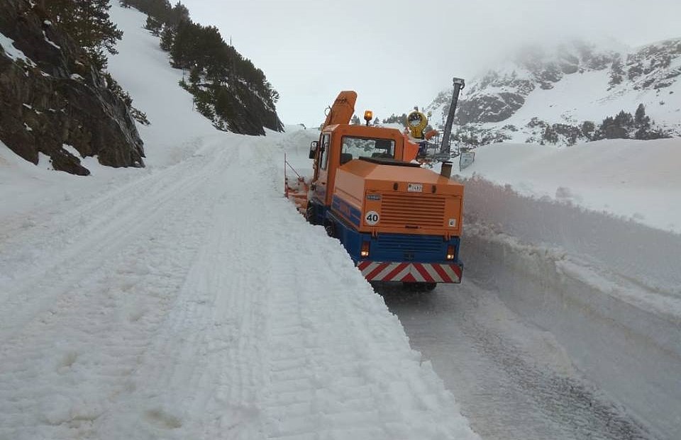 El COEX reabre la carretera de la Coma de Arcalís con paredes de 2 metros de nieve