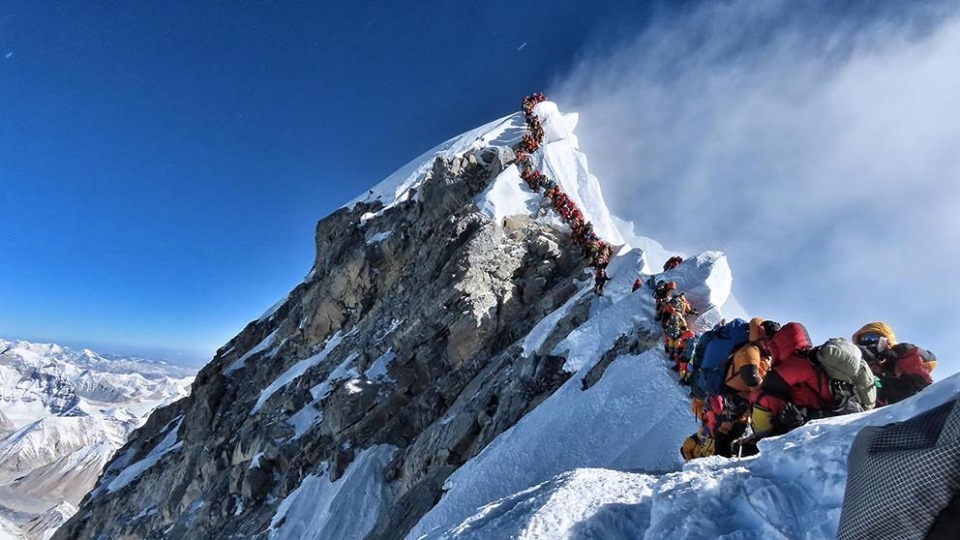  Llegó el día en que hubo que hacer cola para subir al Everest