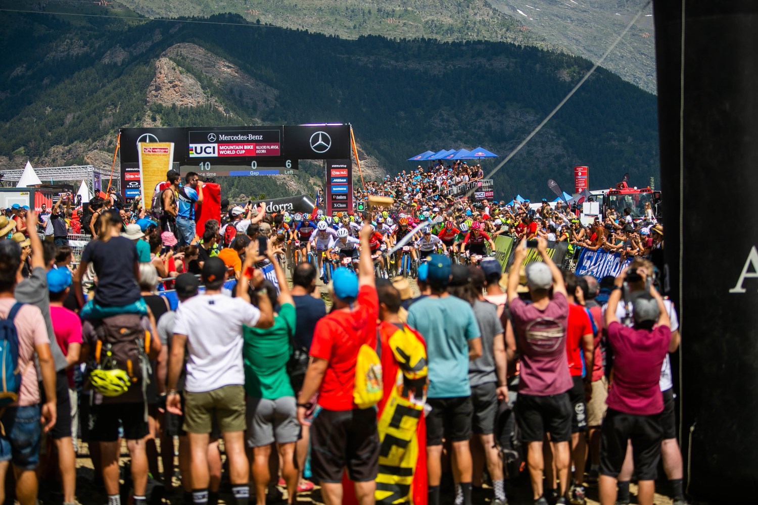 Nino Schurter se adjudica la victoria en el último suspiro en las finales de XCO de la Copa del Mundo