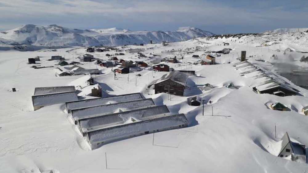 Enterrado con 7 metros de nieve, el esquí de Argentina y Chile espera luz verde para abrir