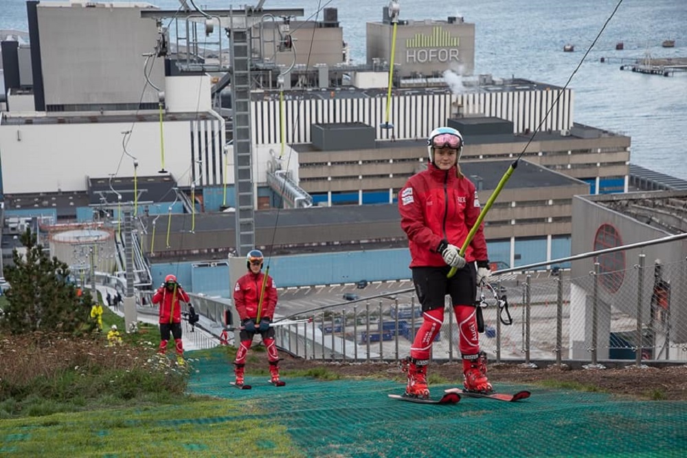 Por fin se puede esquiar en la azotea de la planta de energía limpia de Copenhague