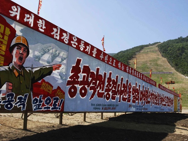 Corea del Norte inaugura su mega estación de esquí sin sillas en los telesillas
