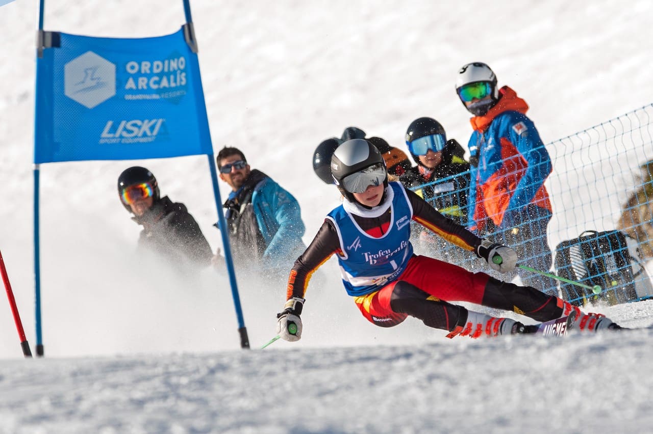 Las promesas del esquí alpino mundial aprenden, conviven y se baten en el Trofeu Borrufa
