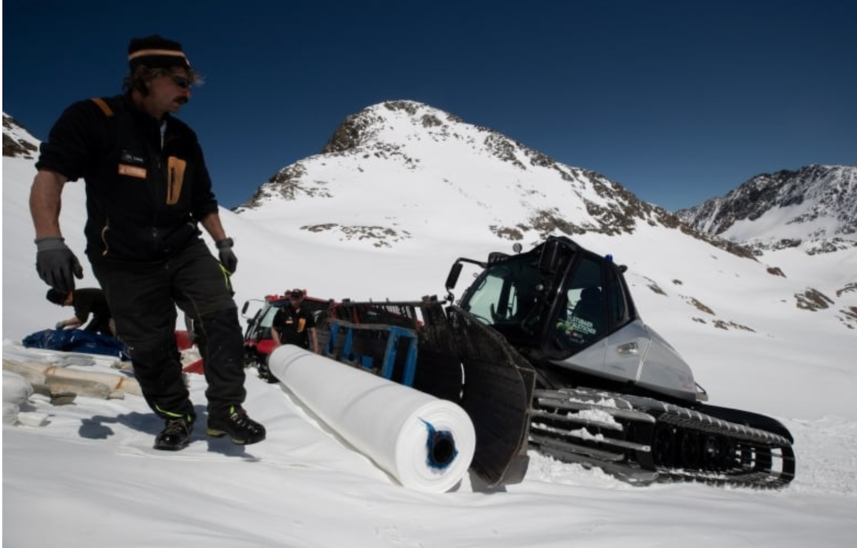 Stubai cubre la nieve del glaciar con lonas para guardarla y abrir para el esquí en septiembre