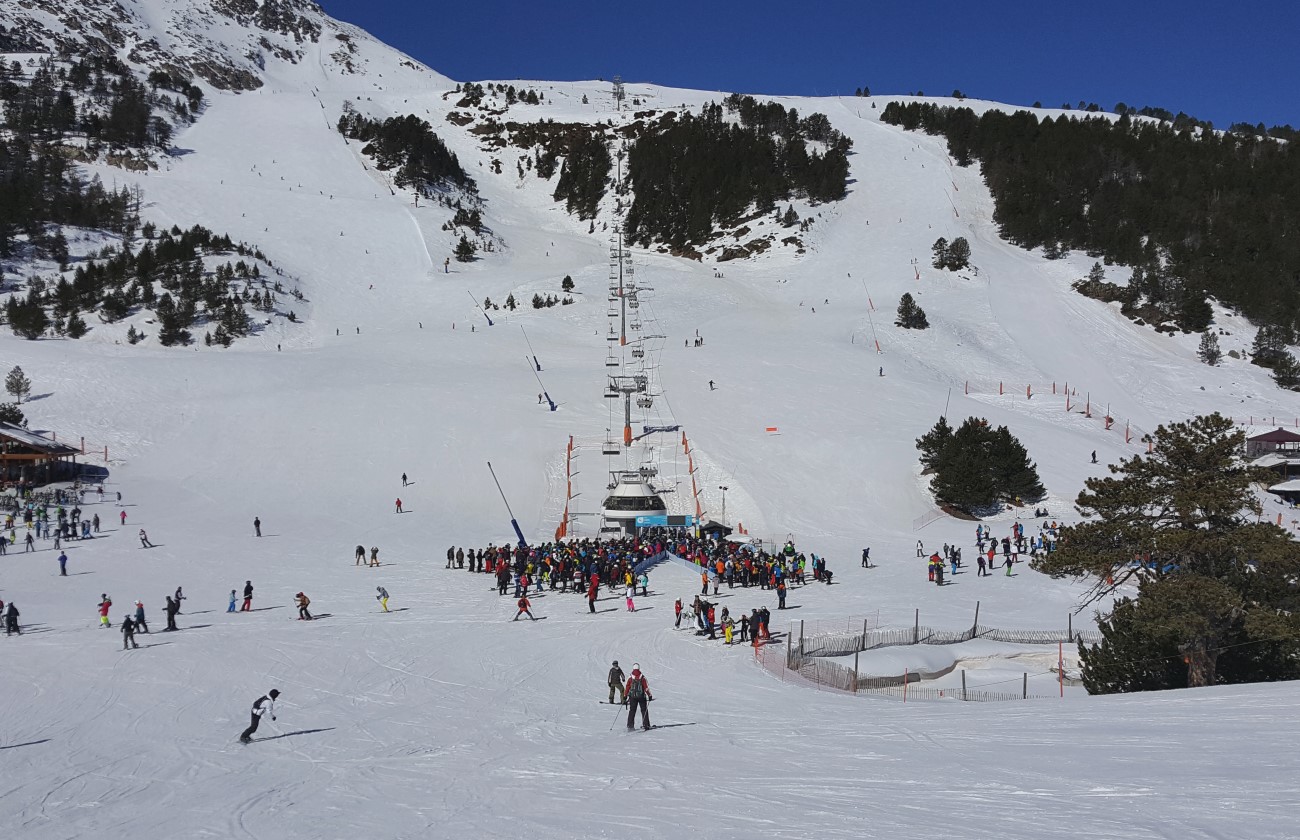 El Gobierno andorrano avisa a las estaciones de esquí que analizará la alta afluencia de turistas