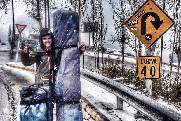 El conocido freerider del Valle de arán Aymar Navarro en la famosa curva 40 de Farellones (Chile)