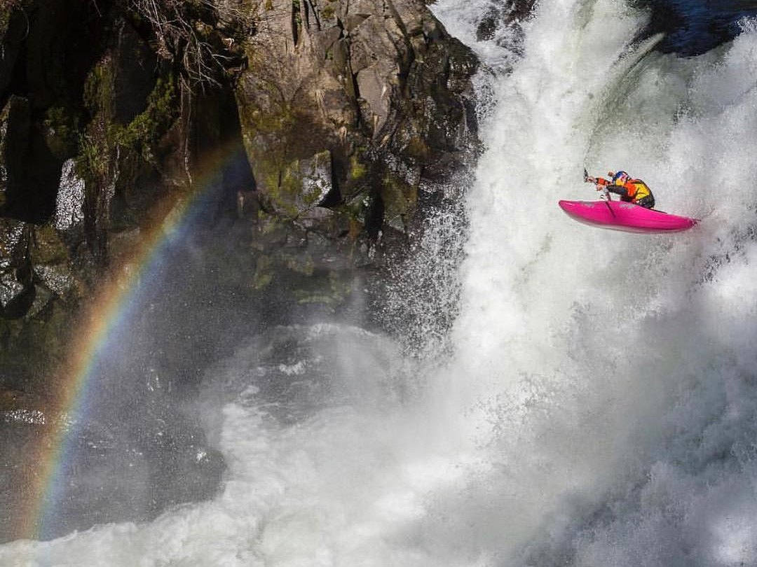 Vídeo: Dane Jackson realiza una de las caídas más bestias en Kayak del siglo