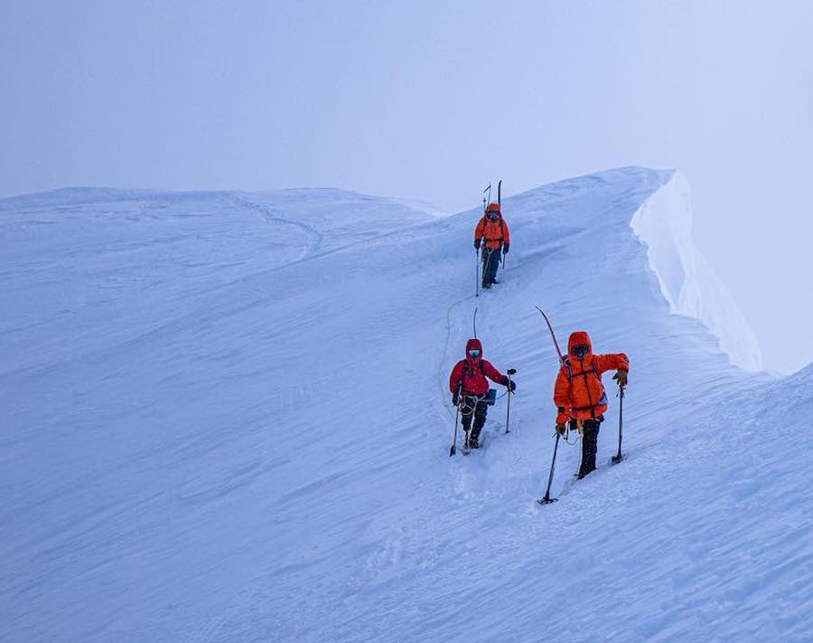 Dos esquiadores amputados completan el primer descenso en esquí adaptado del Denali