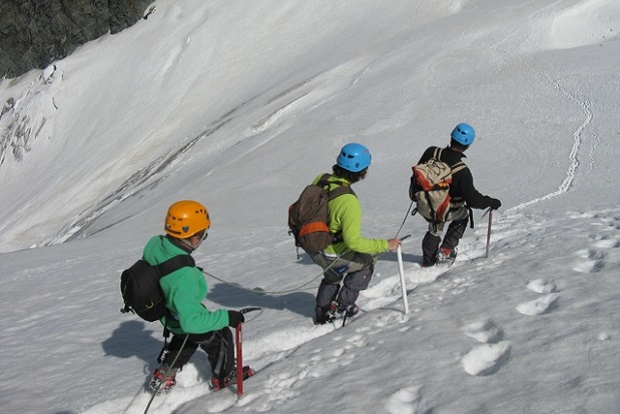 Tres alpinistas descienden el Mont Pourri (archivo)