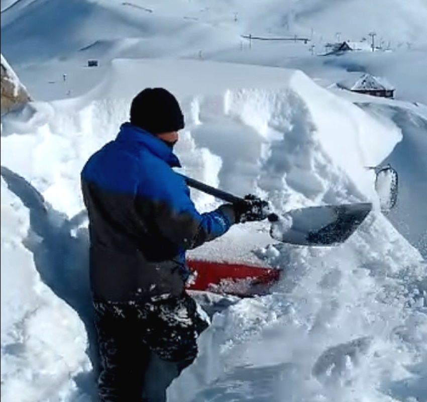 El vídeo más viral: Así rescató una camioneta enterrada bajo la nieve en Las Leñas