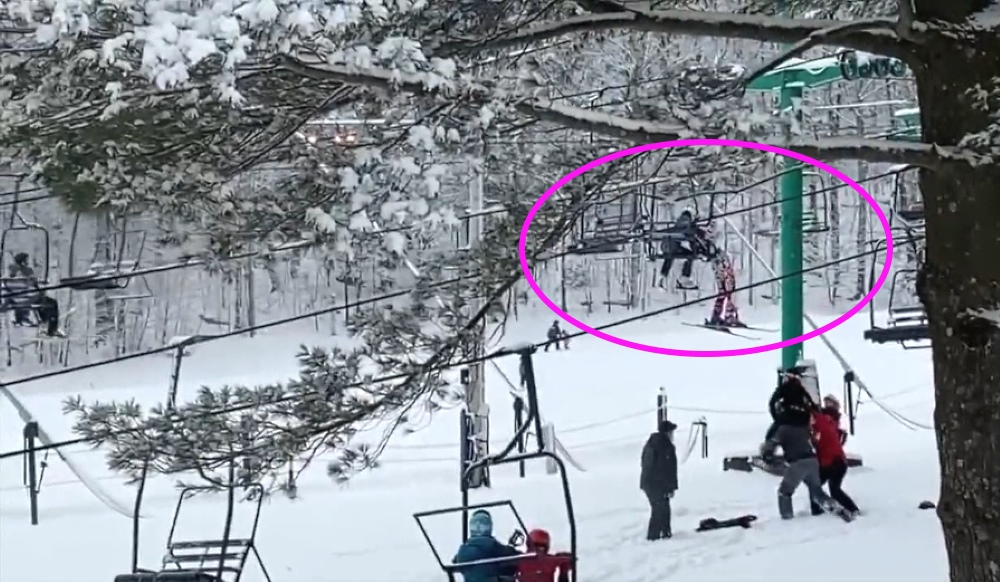 Vídeo: Rescate en el telesilla de una joven esquiadora en Estados Unidos