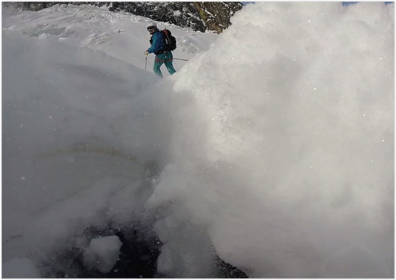 Snowboarder engullido por una grieta de 5 metros de profundidad en el hielo 