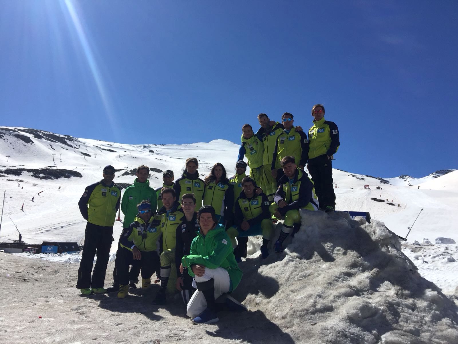 La gran cantidad de nieve permite los entrenos de los esquiadores de la RFEDI en Sierra Nevada