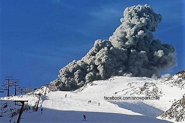 Nevados del Chillán en erupción. Foto: Snowpark Chile