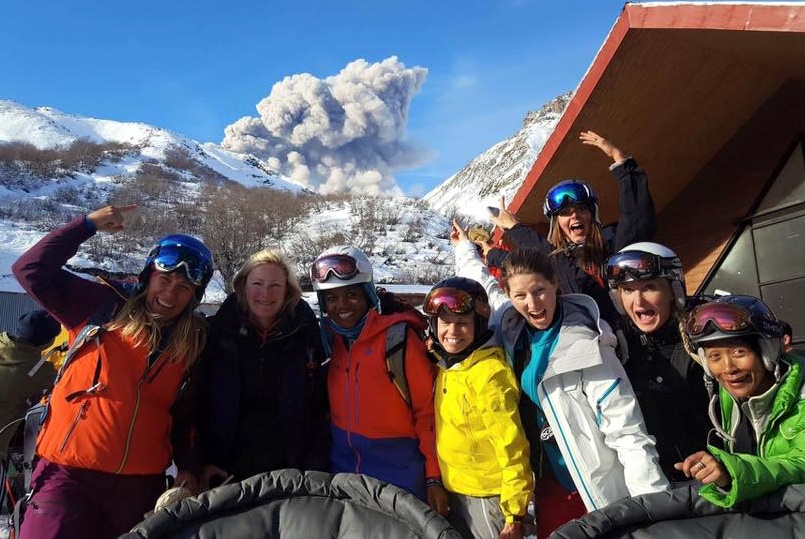 El volcán Nevados del Chillán entra en erupción y los esquiadores siguen en pistas