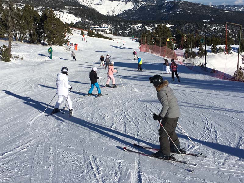 Tradicionalmente el mes de febrero en las estaciones de esquí es sinónimo de abundancia de nieve y esquiadores en pistas. Da igual que sea un día festivo o un día laborable, porque durante cuatro semanas las estaciones de esquí entran en el período calificado de temporada alta.    Grupo de escolares en Ax3domaines (Foto: Ivan Sanz).  Los fines de semana y días festivos la clientela está asegurada por los esquiadores habituales de cada fin de semana, pero también por aquellos que quizás sólo esquían cuatro d