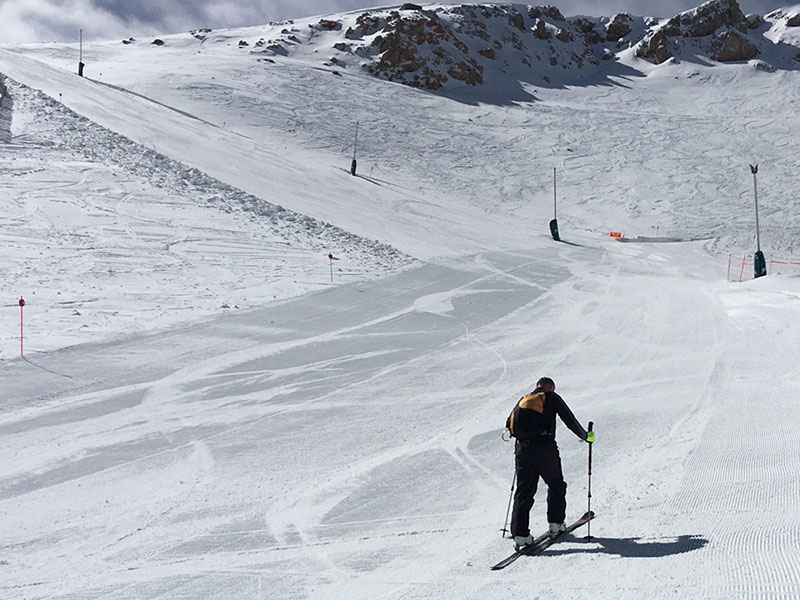 Esquí de montaña en pistas de alpino: entre la integración y la prohibición