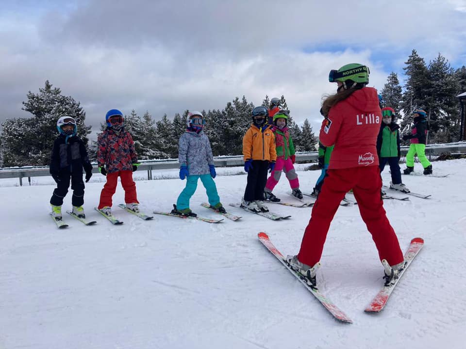La campaña de esquí escolar lleva 1.700 alumnos de las comarcas de montaña a la nieve