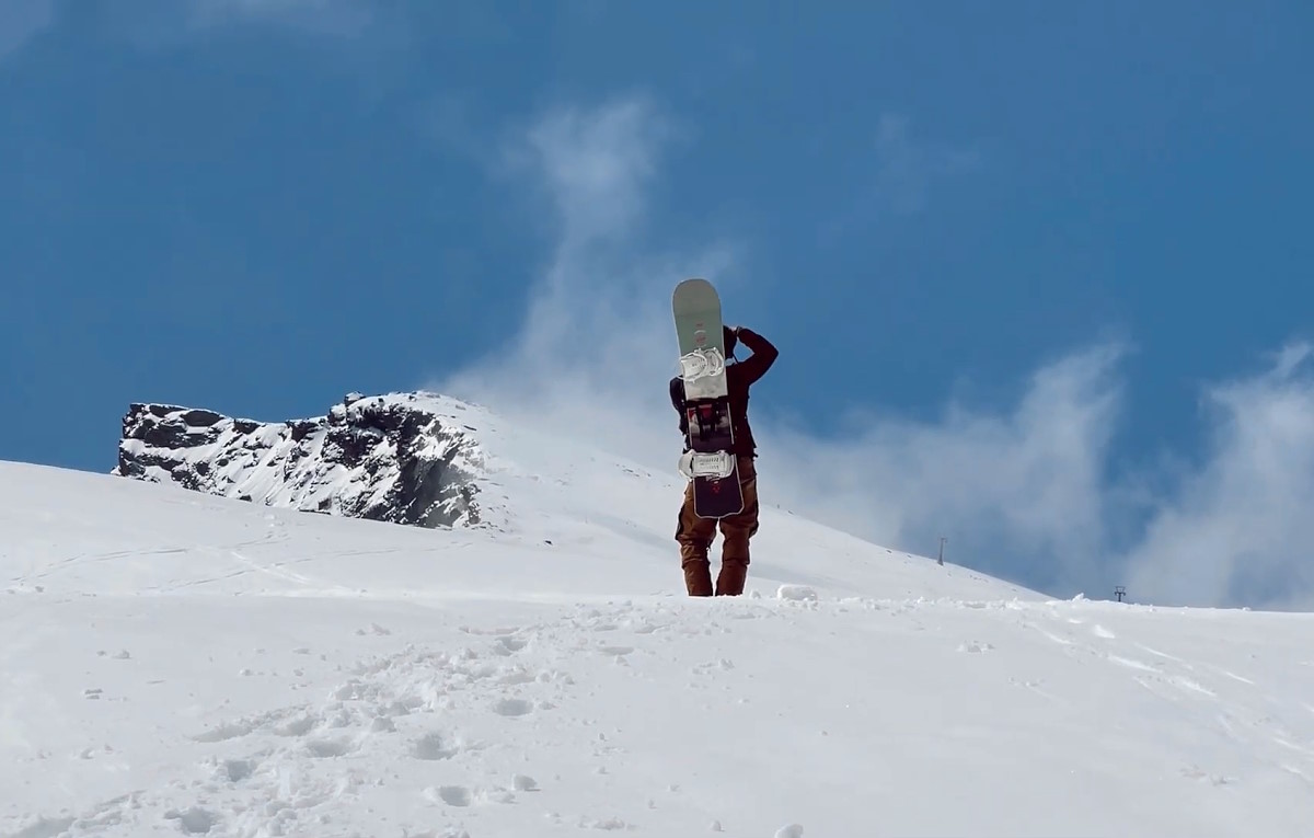 Vídeo: practicando buen snowboard en Sierra Nevada un 24 de mayo