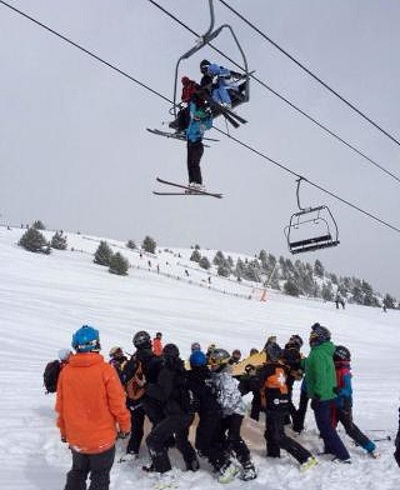 Una esquiadora queda colgada del telesilla y tiene que ser rescatada por los Písters de Grandvalira